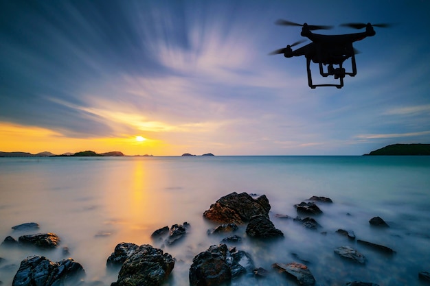 Silhouette, de, drone, survoler mer, à, nuages, en passant