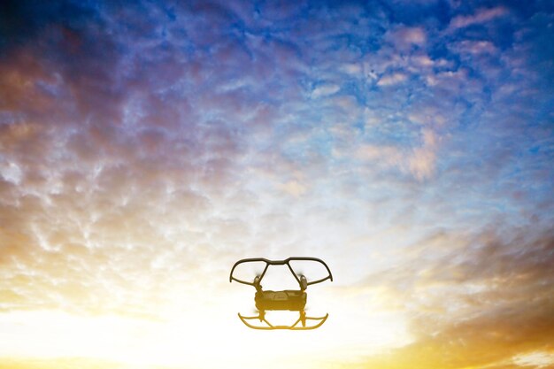 Silhouette de drone volant pour prendre une vidéo