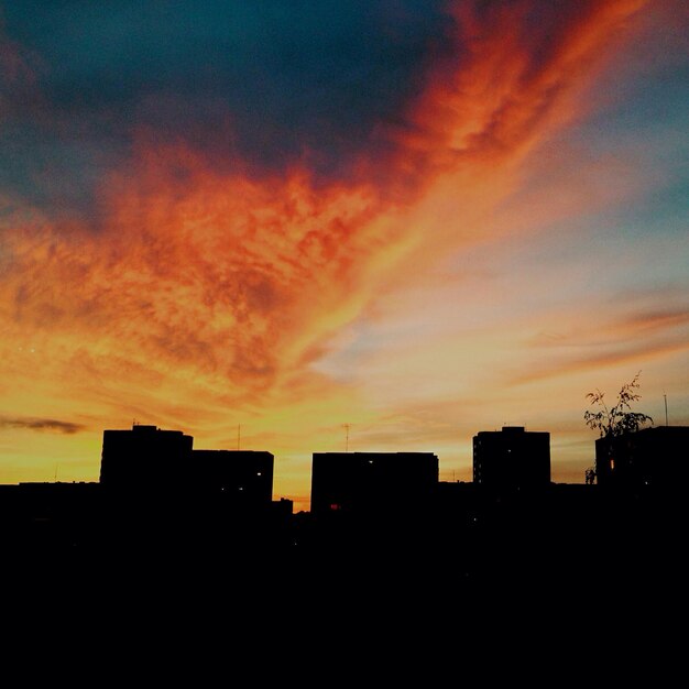 Photo silhouette du bâtiment au coucher du soleil