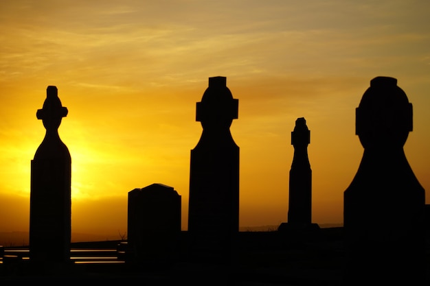 Photo silhouette du cimetière contre le ciel au coucher du soleil