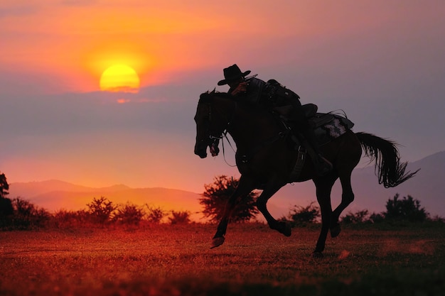 La silhouette du cow-boy et le soleil couchant