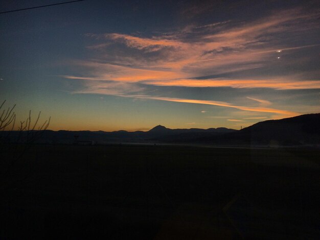 Silhouette du paysage contre le ciel au coucher du soleil