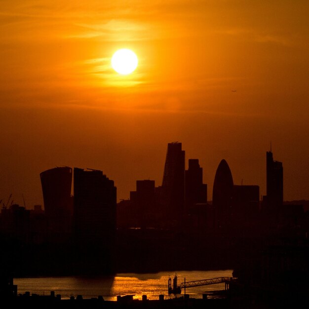 Photo silhouette du paysage urbain contre le ciel au coucher du soleil