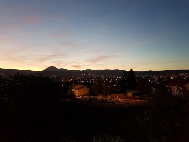 Photo silhouette du paysage urbain contre le ciel au coucher du soleil