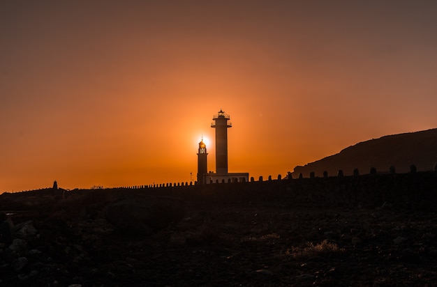 Silhouette du phare de Fuencaliente au coucher du soleil, sur la route des volcans au sud de l'île de La Palma, Îles Canaries, Espagne