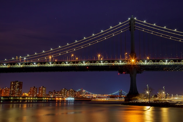 Silhouette du pont de Manhattan Skyline de Manhattan dans la nuit