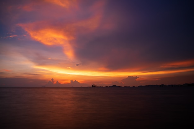 La silhouette du port au crépuscule