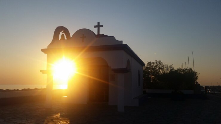 Photo silhouette du temple sur un ciel clair au coucher du soleil