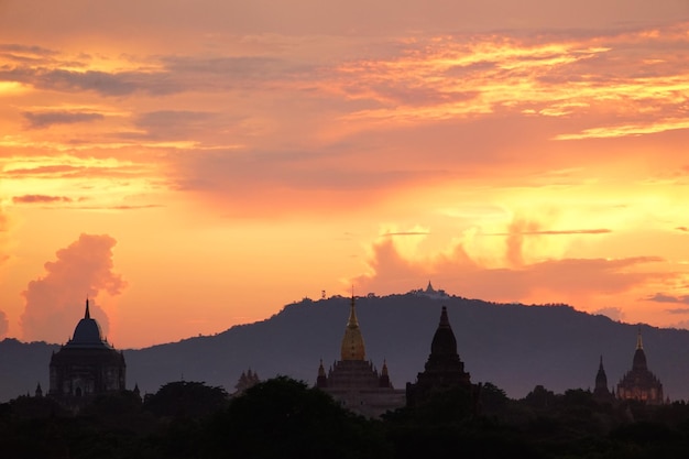 Silhouette du temple contre le ciel au coucher du soleil