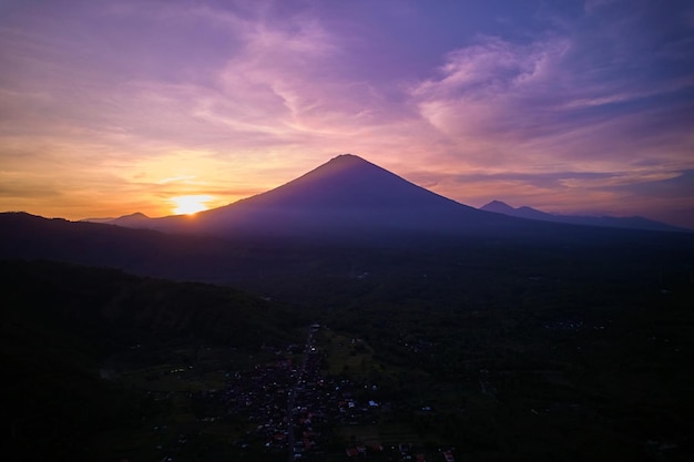 Silhouette du volcan Agung au coucher du soleil Panorama de la montagne sur l'île de Bali