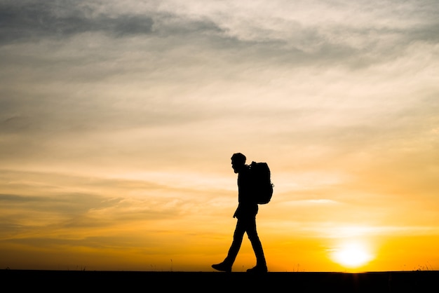 Silhouette du voyageur jeune homme