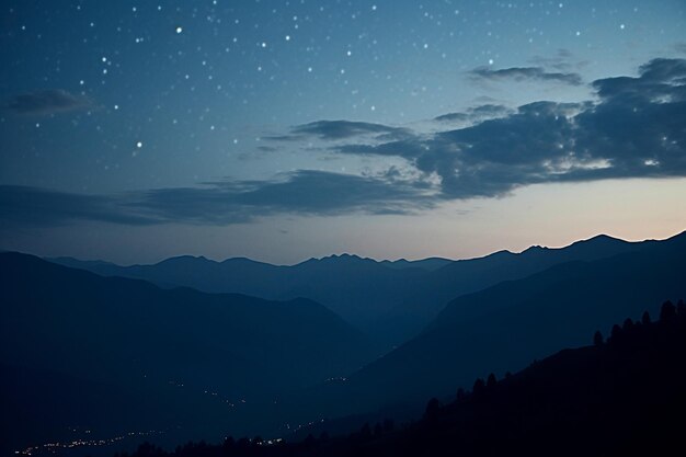 La silhouette éclairée par la lune d'une chaîne de montagnes ou d'une crête