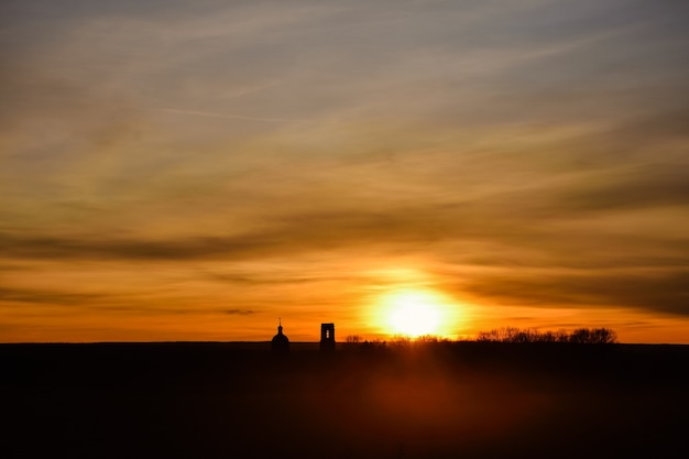 silhouette d'église sur fond de coucher de soleil une église abandonnée dans le champ au coucher du soleil