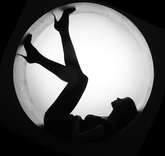 Photo silhouette élégante belle femme en cercle