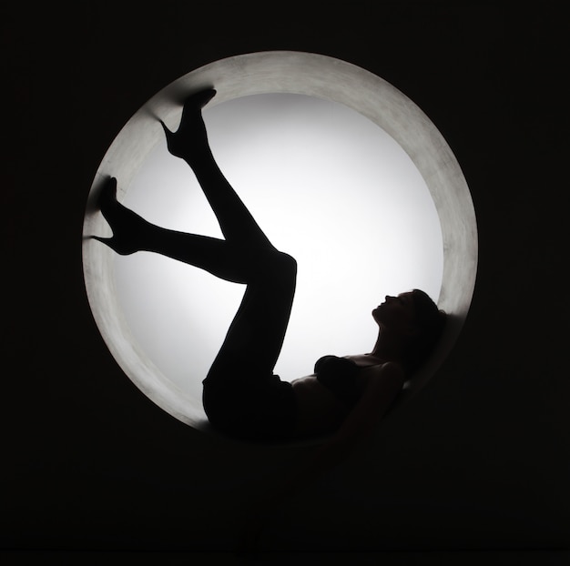 Silhouette élégante femme en cercle