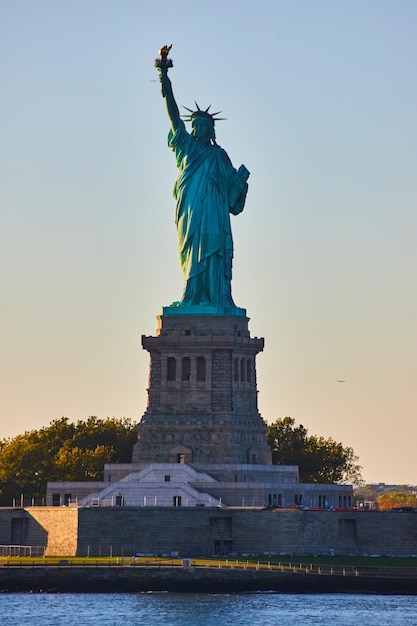 Silhouette emblématique de la Statue de la Liberté de New York dans la lumière dorée