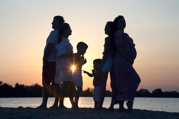 Silhouette de famille sur fond de coucher de soleil