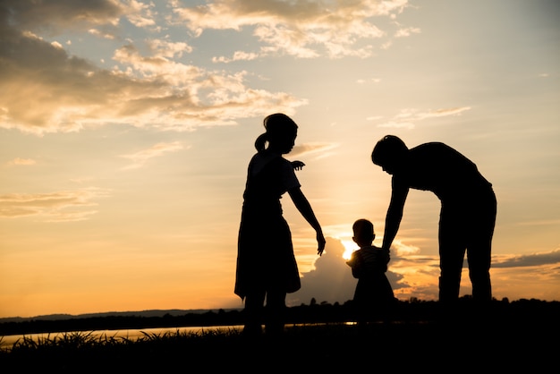 Silhouette de famille heureux parents s&#39;amuser