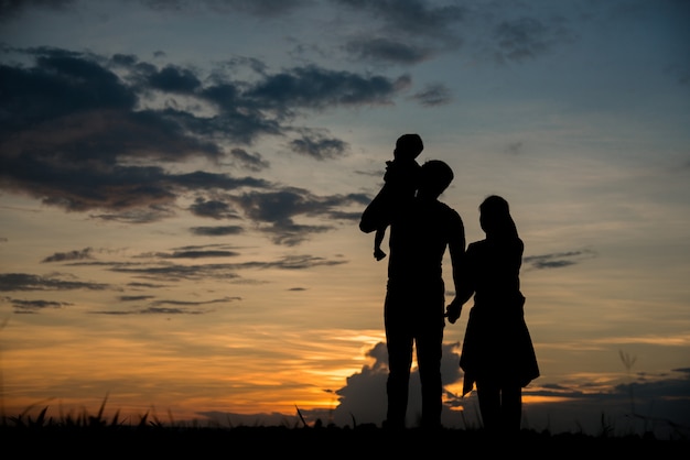 Silhouette de famille heureux parents s&#39;amuser