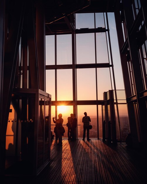 Silhouette de femme au coucher du soleil