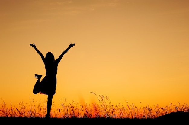 Silhouette de femme au coucher du soleil