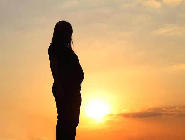 silhouette de femme au coucher du soleil