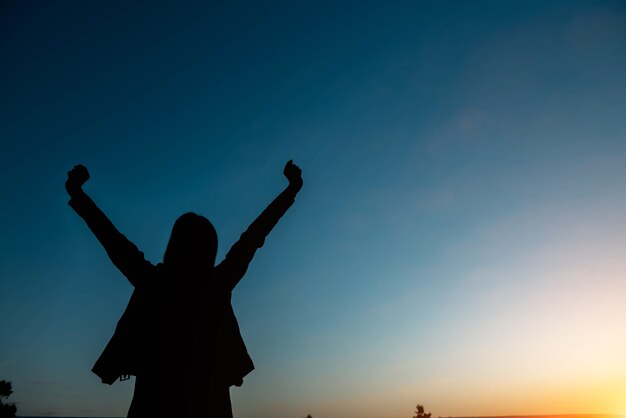 Silhouette d'une femme avec ciel du soir.