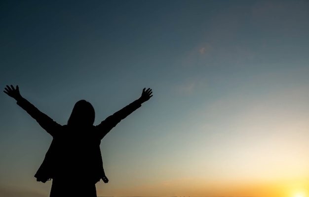 Silhouette d'une femme avec ciel du soir.