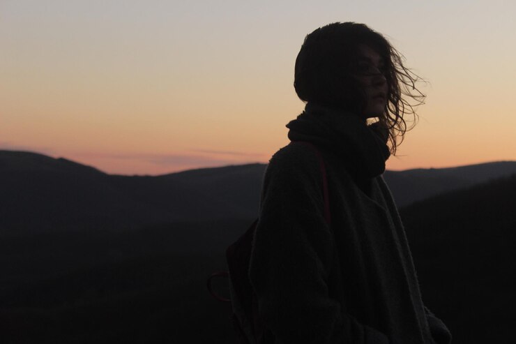 Photo silhouette d'une femme contre le ciel au coucher du soleil