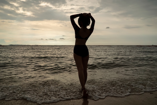 Silhouette femme, coucher soleil plage