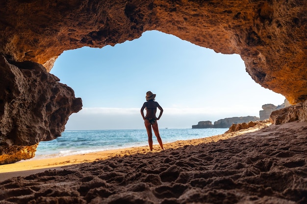 Silhouette d'une femme dans la grotte sur la plage de l'Algarve Praia da Coelha Albufeira Portugal