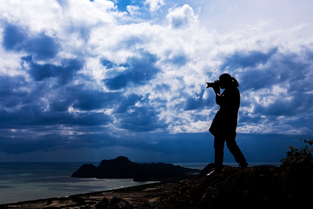 Silhouette de femme debout au-dessus de sa photographie.