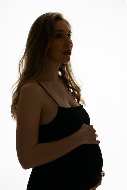 Silhouette de femme enceinte sur fond blanc