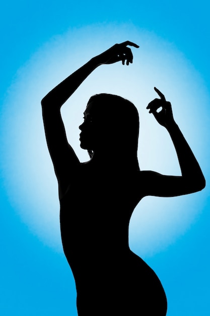 Silhouette de femme sur fond bleu