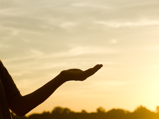 Silhouette de femme sur fond de coucher de soleil magnifique.