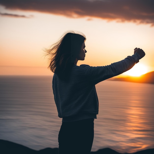 Photo silhouette d'une femme sur le fond d'un coucher de soleil silhouette de une femme sur un fond de coucher du soleil