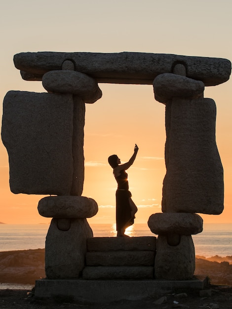 silhouette de femme monument