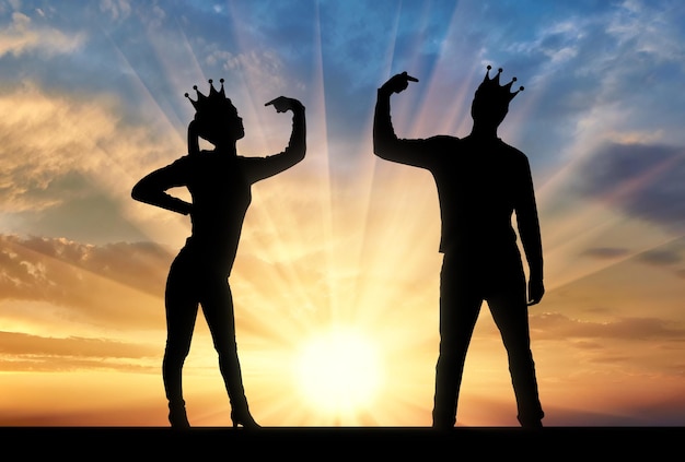 Silhouette d'une femme narcissique et d'un homme avec une couronne Concept de narcissisme et d'égoïsme