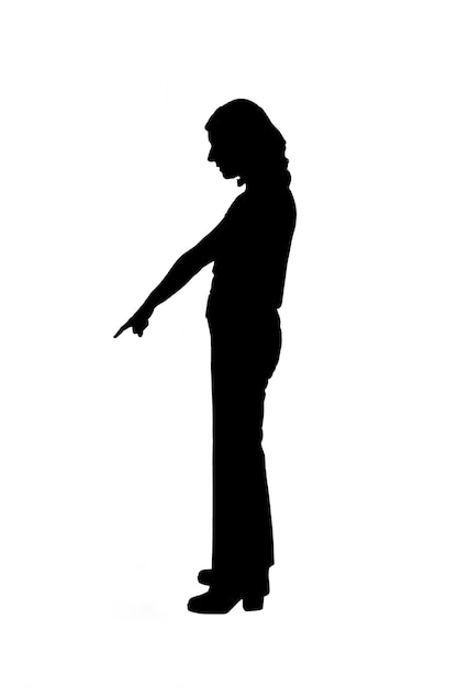 silhouette d'une femme noire et blanche pointant le doigt vers le bas