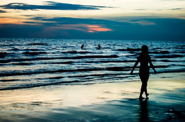 Silhouette d'une femme sur la plage en Thaïlande