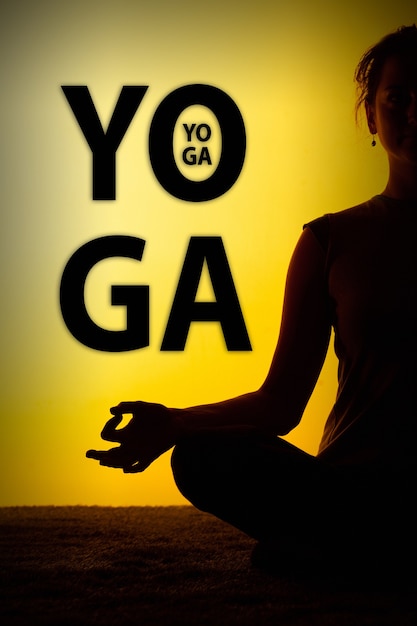 La silhouette d'une femme pratiquant le yoga à la lumière du coucher du soleil