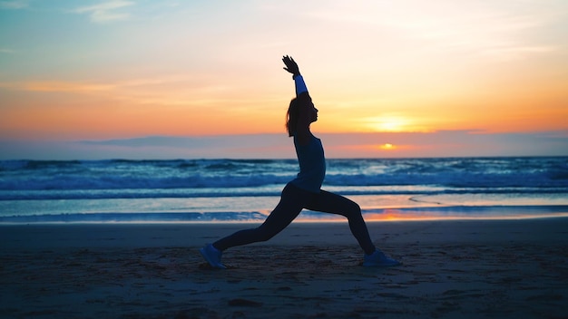 Silhouette femme pratique le yoga guerrier pose à la méditation avec le bonheur et la détente de la plage de vacances d'été