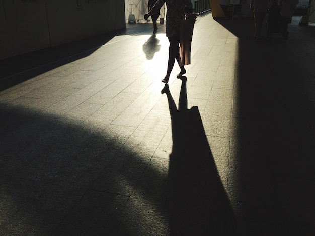 Silhouette d'une femme qui marche à l'extérieur