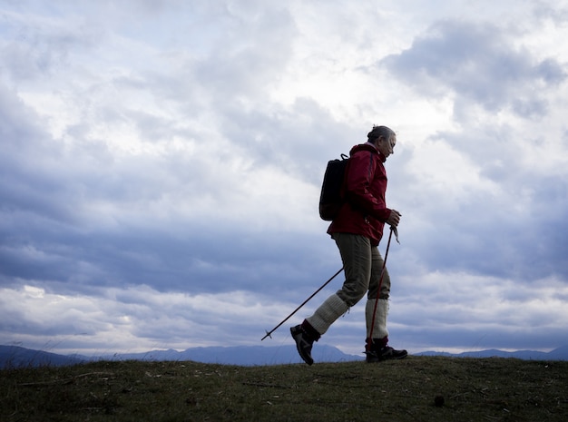 Silhouette de femme senior randonnée dans la nature