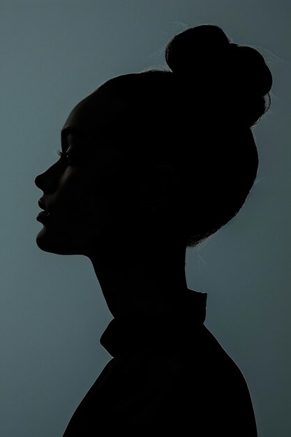 Photo une silhouette d'une femme avec ses cheveux dans un pain idéal pour les concepts de beauté et de mode