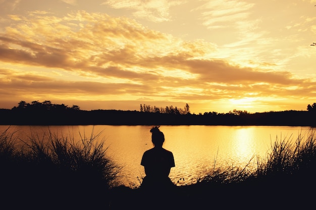 Silhouette de femme solitaire attendant que quelqu&#39;un revienne à elle