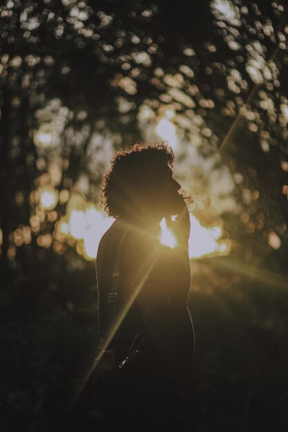 Photo la silhouette d'une femme tenant une étincelle au coucher du soleil