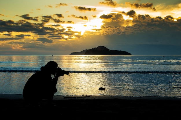 Silhouette de femme tir de la mer au lever du soleil.