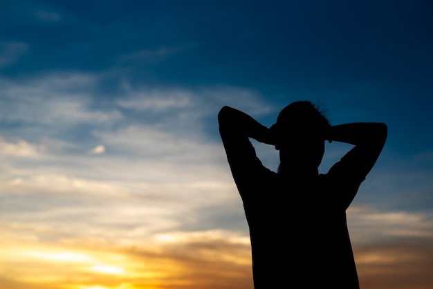 Silhouette de femmes tristes et déprimées assises à l'allée du parc avec coucher de soleil