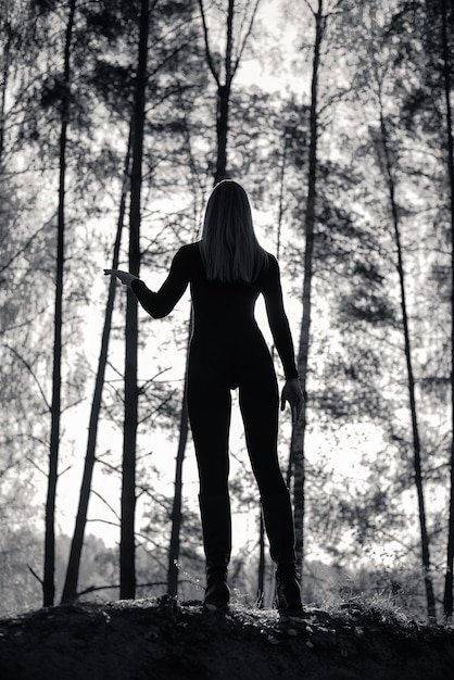 Silhouette d'une fille avec un beau corps dans la forêt